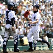 ８回から再登板、最終回を３人で仕留め勝利を喜ぶ常葉菊川・戸狩（共同）