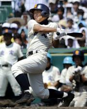 12回表鹿児島実2死一、二塁、中尾が左前に決勝打を放つ(共同)