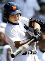 8回裏宮崎商1死一、二塁、松本が右越えに同点二塁打を放つ(共同)