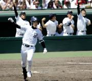 5回、3ランを放ち、喜ぶベンチを背に一塁を回る常葉菊川・伊藤(共同)
