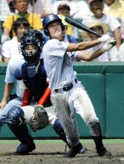 6回裏常葉学園菊川無死一、二塁、前田が左越えに3ランを放つ(共同)