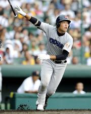 6回裏横浜2死満塁、筒香が右越えに2打席連続の本塁打を放つ(共同)