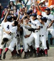 【大阪桐蔭-常葉学園菊川】優勝し大喜びする大阪桐蔭ナイン(共同)
