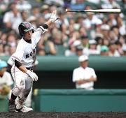 8回、広陵上本は満塁機に2点適時打を放つ(撮影・梅根麻紀)