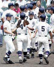 白鴎大足利に快勝し喜ぶ清峰ナイン（共同）