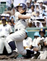 12回表鹿児島実2死一、二塁、中尾が左前に決勝打を放つ(共同)