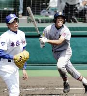 6回表2死一、二塁、荒張が遊撃後方へ先制打を放つ。投手萩原(共同)