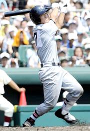 ３回表２死一、二塁、鈴木裕が中越えに２点二塁打を放つ（共同）