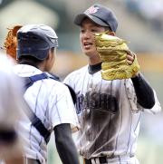 関東一を1点に抑えて完投した伊波と捕手山城の浦添商バッテリー(共同)