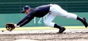 三遊間の打球をダイビング捕球する酒井遊撃手