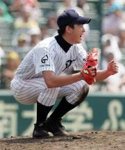 二ゴロに打ち取った常葉学園菊川・戸狩は、中腰のままガッツポーズ