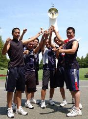 常葉学園菊川2年生部員(右が松本外野手)は万博記念公園までランニング