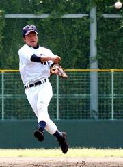 軽快なジャンピングスローを見せる町田二塁手