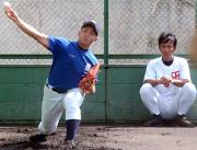 ブルペンで投球練習を行う中川右翼手。右は佐野監督