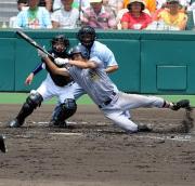 ４回裏青森山田１死二、三塁、豊田がスクイズを決める