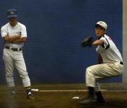 斎藤監督(左)が見守る中、投球を行う聖光学院・横山
