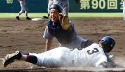 打者上部のスクイズで本塁へ滑り込んだ小谷をアウトにする仙台育英・戸沢