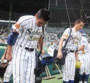 福井商に敗れグラウンドに一礼する酒田南ナイン。左が小山、右は安井