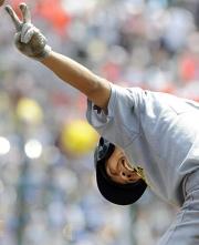 6回表、一塁上でVサインをする先制打を放った青森山田・荒張