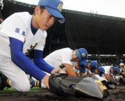 聖光学院ナインは涙を流しながら甲子園の砂をかき集める