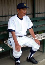 ベンチから選手を見守る郡山の森本監督(撮影・堀まどか)