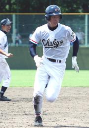 5回裏、三塁へ進む中京大中京・堂林(撮影・桝井聡)
