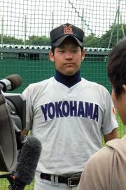 横浜・筒香は、練習試合に訪れたテレビ局のインタビューに答える