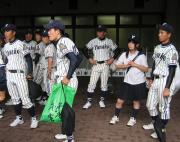 開会式後、新大分球場外で待機する柳ケ浦ナイン（撮影・菊川光一）