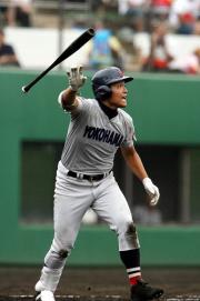 高校通算69号となる逆転3ランを放った横浜・筒香(撮影・小内慎司)