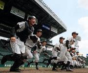 勢いよく飛び出す明桜ナイン(撮影・田崎高広)