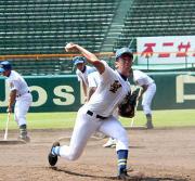 グランド整備をするナインを背に、投球練習を行う聖光学院のエース横山
