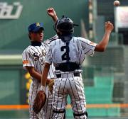 阿部翔太捕手(右)と談笑しながらダウンする酒田南エース安井
