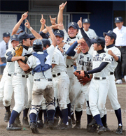 優勝して甲子園出場を決めマウンドでガッツポーズするＰＬ学園ナイン（撮影・田崎高広）
