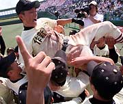 31年ぶりに夏の甲子園出場を決め胴上げされる作新学院・宇賀神主将