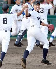 八千代東に勝利した西条の秋山は笑顔で井下(左)とハイタッチする