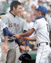 試合後、握手を交わす花巻東・菊池雄(左)と明豊・今宮