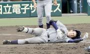 ４回表、送りバントした菊池雄は二塁手砂川と激突し倒れ込む（共同）