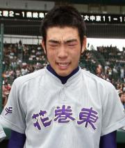 試合に敗れた花巻東・菊池は、大粒の涙を流しながら整列する
