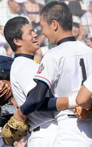 好投を見せた中京大中京・堂林(右)と日本文理・伊藤は笑顔で抱き合う