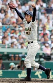 完投勝利し、ガッツポーズする東農大二・加藤綾(撮影・田崎高広)