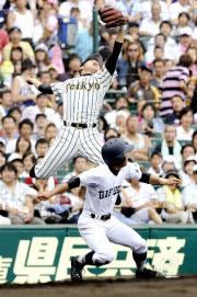 1回裏県岐阜商2死二塁、江崎の右前打と悪送球で藤田が生還(共同)