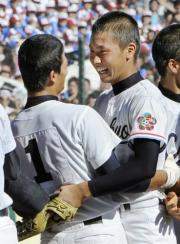 健闘をたたえ合う中京大中京・堂林（右）と日本文理・伊藤（共同）