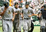延長戦の末、東農大二に敗れ肩を落とす青森山田ナイン(共同)