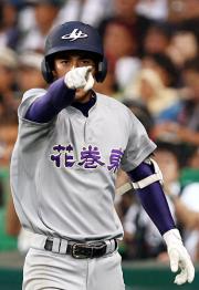 【横浜隼人-花巻東】本塁打の柏葉は気合のポーズ(撮影・加藤哉)