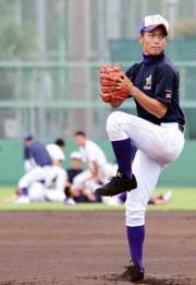 練習を終えたナインが後方でストレッチをする中、投球練習を繰り返す庄司