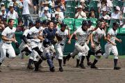 初戦を突破した東北ナインは大喜びで応援団席に向かう