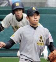 １０回表東農大二１死二塁、緋田に決勝打を打たれ打球を見詰める井上