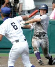 10回表花巻東2死二塁、川村は今宮(手前)から決勝打を放つ
