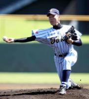 サイドスローに転向した東海大相模・一二三(撮影・鈴木正人)