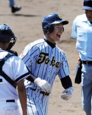 長友は左越えに本塁打を放ち笑顔で生還する(撮影・柴田隆二)